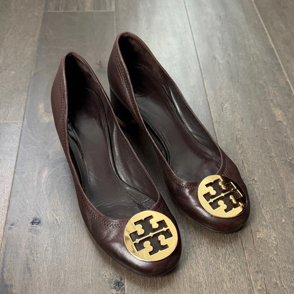 Tory Burch Women’s 9 Brown Leather Logo Medallion Block Heel Pumps